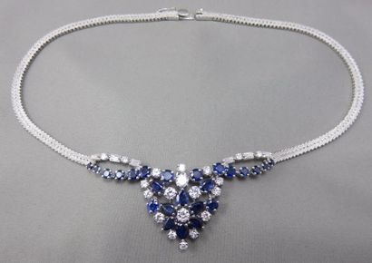 null COLLIER Collerette en or gris ajouré, le centre enrichi d'un important motif...