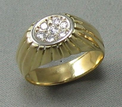 null BAGUE en alliage d'or à 585‰ godronné, ornée d'un pavage de diamants taille...