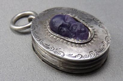 null PENDENTIF reliquaire en argent guilloché, orné d'un camée en améthyste stylisant...