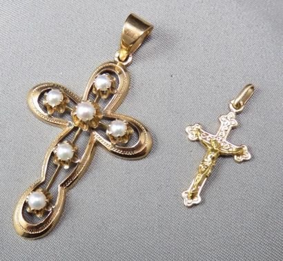 null LOT de 2 Pendentifs Croix en or ajouré pour l'une rehaussée de demi-perles de...