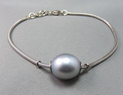 null BRACELET en or gris, orné d'une importante perle grise de culture coulissant...