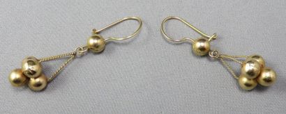 null PENDANTS d'Oreilles en or, stylisant des boules en pendant retenues à l'attache...