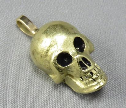 null PENDENTIF "Tête de Mort" en or, stylisant un crâne en ronde-bosse, partiellement...