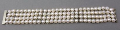 null BRACELET 4 rangs de Perles de Culture retenues par 2 barrettes en or gris. Fermoir...
