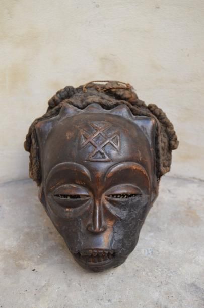 null MASQUE cihongo en bois, les cheveux tressés en corde, forme de croix sur le...