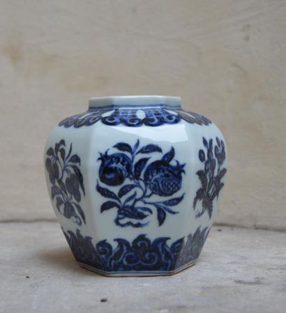 null VASE hexagonal en porcelaine à décor bleu de branches et fruits. Chine, XX ème....
