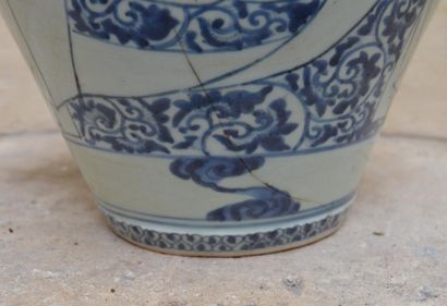 null CHINE. GRAND VASE balustre en porcelaine à décor bleu de formes vierges sur...