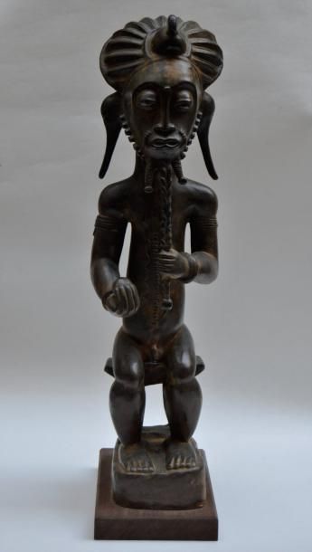 null Ecole MODERNE, Totem africain, bronze patiné. Haut.: 58 cm.