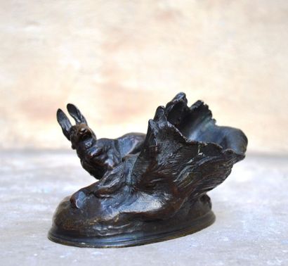 null Nicolas CAIN (1821-1894), Petit lièvre, bronze signé sur le socle. Hauteur :...