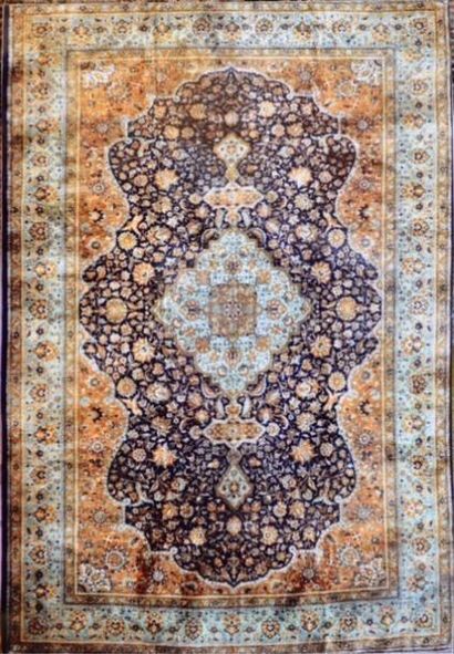null Important GHOUM en soie, Iran, époque du Shah vers 1960. 340 x 230 cm.