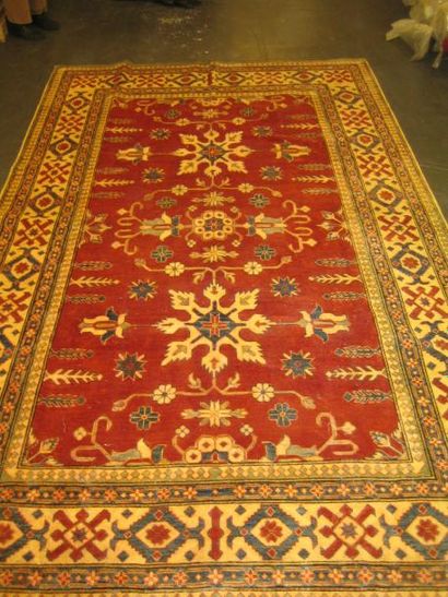 null Grand KAZAK, Caucase du Sud vers 1985-1990. 327 x 210 cm. (petite coulure)