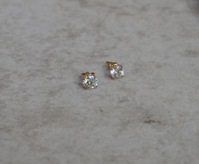 null PAIRE DE BOUCLES D'OREILLES en or jaune serties d'un diamant (1,50 ct et 1,52...