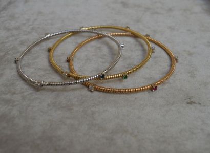 null ENSEMBLE de bracelets trois ors chacun sertis sur griffes de trois diamants...
