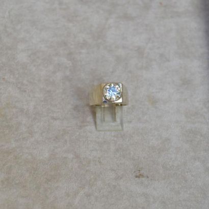 null BAGUE en or gris orné d'un diamant en serti clos pesant 3,02 ct. Poids brut:...