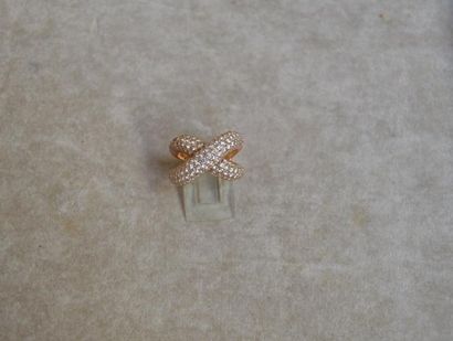 null BAGUE en or rose à deux brins croisée pavés de diamants pesants 2,68 g. Poids...