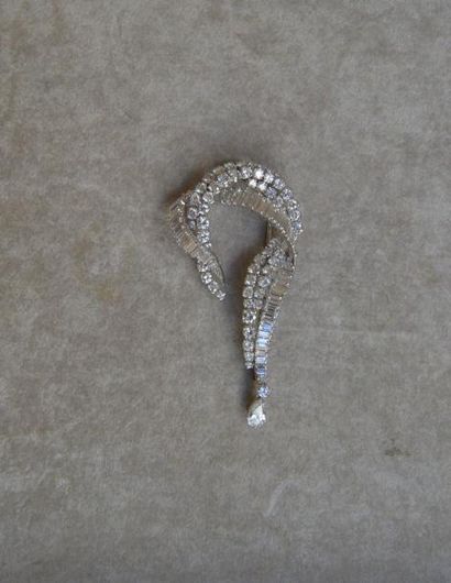 null BROCHE mouvementée en or gris sertie de diamants, terminée par un diamant en...