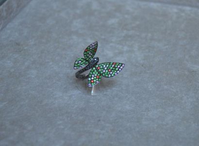 null BAGUE en or gris surmontée d'un papillon, les ailes en tsavorite et enrichies...