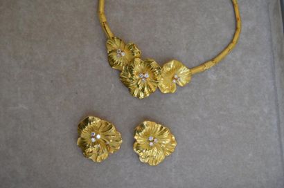 null PARURE en or jaune comprenant : un collier, les maillons articulés centrés d'un...