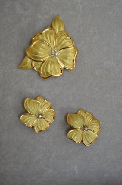 null DEMI-PARURE en or jaune comprenant une broche pendentif et une paire de clips...