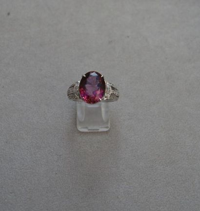 null BAGUE en or gris à trois lignes pavées de diamants autour d'une importante rubellite...