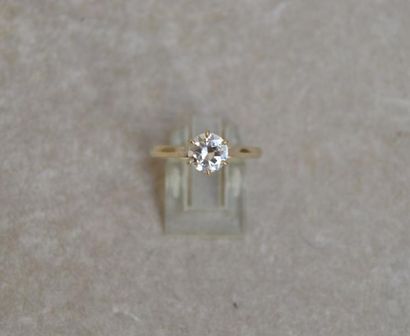 null BAGUE SOLITAIRE en or sertie d'un diamant monté sur griffes pesant 0,95 ct environ....