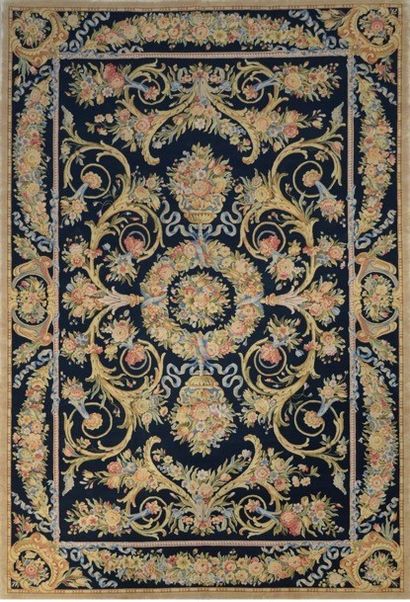 null Tapis de Style Savonnerie, 20ème siècle

Champ noir à volutes de rinceaux crénelés...