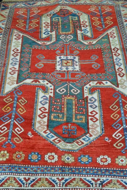 null KAZAK Sevan en laine polychrome à large décor d'un bouclier. Fin XIX ème. 220...