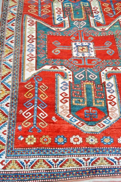 null KAZAK Sevan en laine polychrome à large décor d'un bouclier. Fin XIX ème. 220...