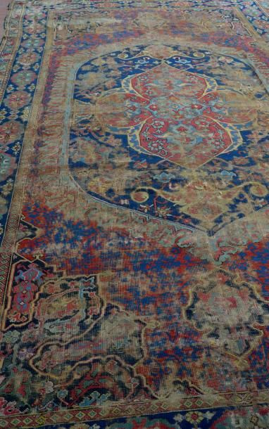 null OUSHAK. GRANDTAPIS à large médaillon, bordures à cartouches et tulipes. XVII-XVIII...