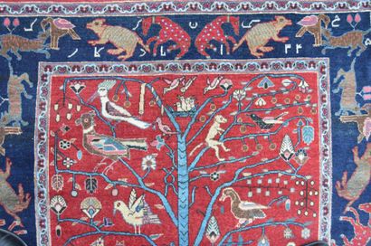 null TABRIZ tapis persan en laine polychrome à décor d'arbre de vie et d'animaux...