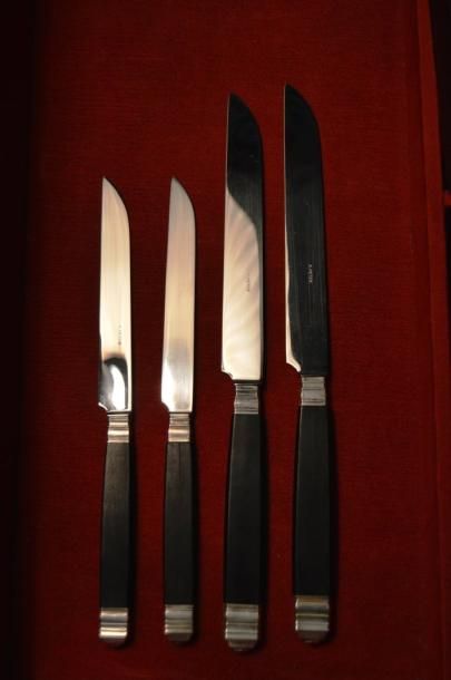 null A. PETER, service en ébène et métal argenté comprenant 24 couteaux et 24 couteaux...