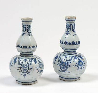 null DELFT XVIII ème, paire de vases de forme colocinthe en faïence à décor bleu...