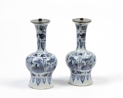null DELFT XVIII ème, paire de vases gourde en faïence à décor de paysages fleuris...