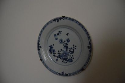 null COMPAGNIE des INDES, Chine. Suite de de 24 assiettes en porcelaine à décor peint...