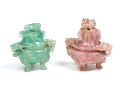 null DEUX BRULE-PARFUMS tripode en quartz vert et rose sculpté, anses à décor de...