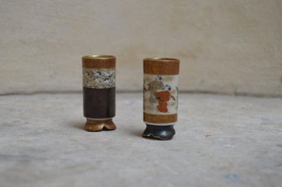 null PAIRE de vases rouleaux miniature en porcelaine de Satsuma à décor de hérons...