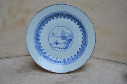 null CHINE, début XIX ème. Grande assiette en porcelaine à décor en réserves d'un...