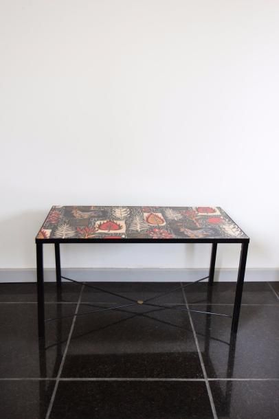 null TABLE BASSE à piétement de fer et plateau en formica à décor imitant des carreaux...