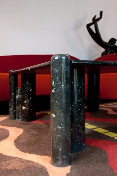 GAE AULENTI (1927-2012) Gae AULENTI (1927-2012), Table de salon en marbre noir plateau...