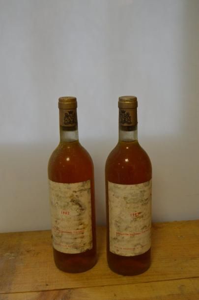 null 2 bouteilles CH. SAINT-AMAND, Sauternes 1982 (TLB) 