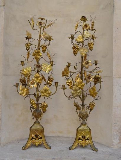 null PAIRE DE CHANDELIERS du Saint-Sacrement, en bronze et métal doré, à sept lumières....