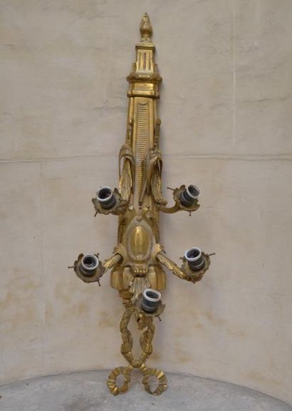 null Grande APPLIQUE en bronze doré à 5 bras de lumière à décor de rubans centrée...