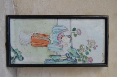null PLAQUE en porcelaine à décor d'une figure féminine dans un paysage. Chine, XIX...