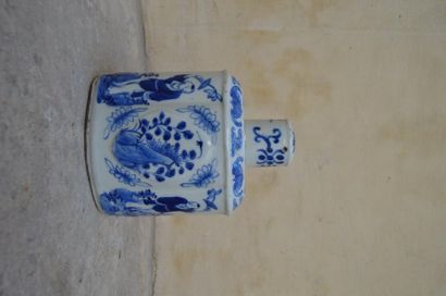 null GOURDE en porcelaine à décor bleu sur fond blanc. Chine. Haut.: 20 cm (bouchon...