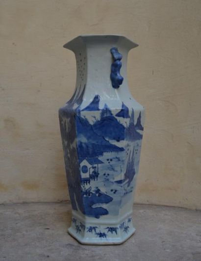 null VASE hexagonal en porcelaine à décor bleu d'un paysage sur fond blanc. Chine,...