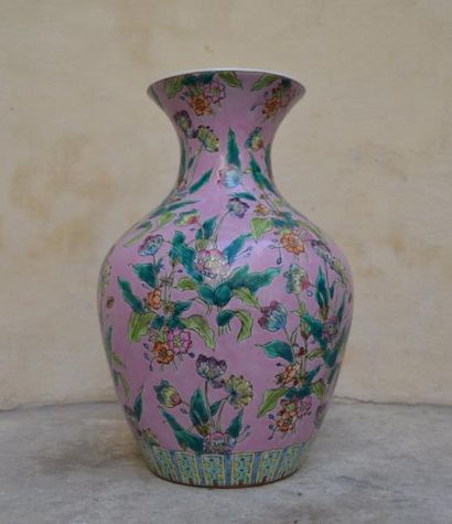 null VASE pansu en porcelaine à décor émaillé de fleurs sur fond rose. Chine , XX...
