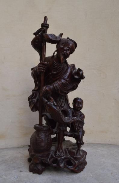 null Groupe en bois sculpté figurant un pêcheur et son fils. Chine, XX ème. (petits...
