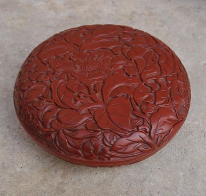 null BOITE circulaire laquée rouge à décor de pivoines. Chine, Fin XIX -début XX...