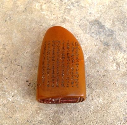 null CACHET en pierre dure en forme de pain de sucre à inscriptions. Chine, fin XIX...