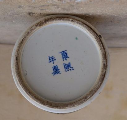 null GRAND VASE en porcelaine à fond noir à décor de fleurs. Chine, début XX ème....